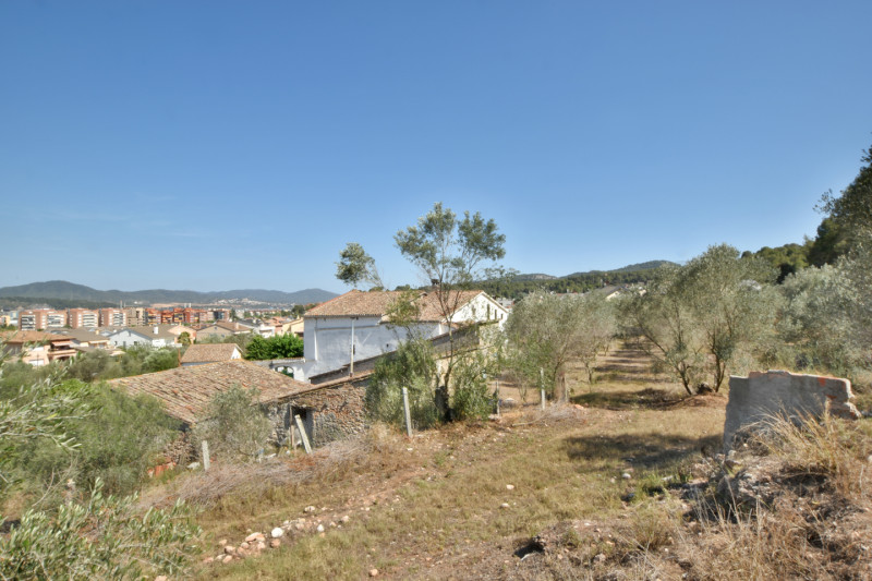<p>Land of 10,500 m2 with country house of 1,471 m2 in Sant Andreu de la Barca, Barcelona</p>