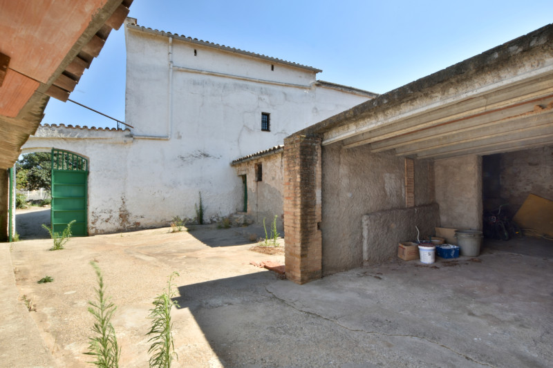 <p>Land of 10,500 m2 with country house of 1,471 m2 in Sant Andreu de la Barca, Barcelona</p>