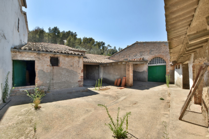 <p>Land of 10,500 m2 with country house of 1,471 m2 in Sant Andreu de la Barca, Barcelona</p>