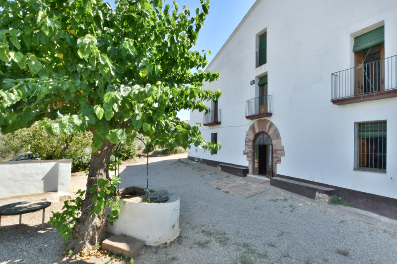 <p>Land of 10,500 m2 with country house of 1,471 m2 in Sant Andreu de la Barca, Barcelona</p>