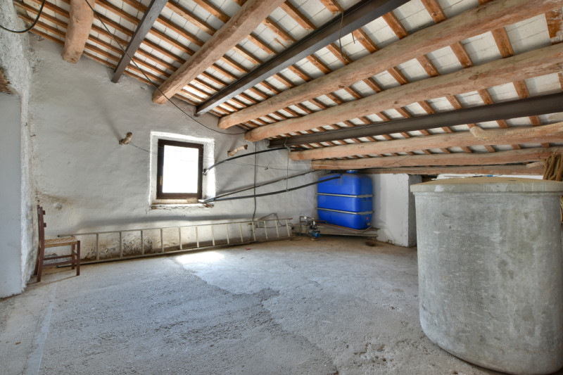 <p>Land of 10,500 m2 with country house of 1,471 m2 in Sant Andreu de la Barca, Barcelona</p>
