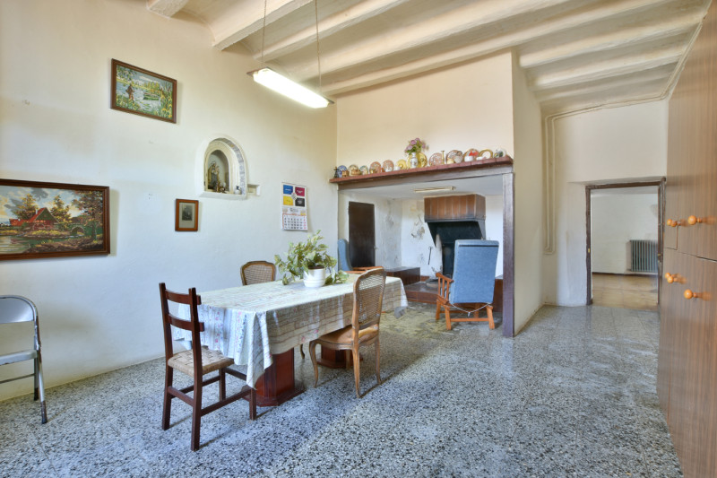 <p>Land of 10,500 m2 with country house of 1,471 m2 in Sant Andreu de la Barca, Barcelona</p>