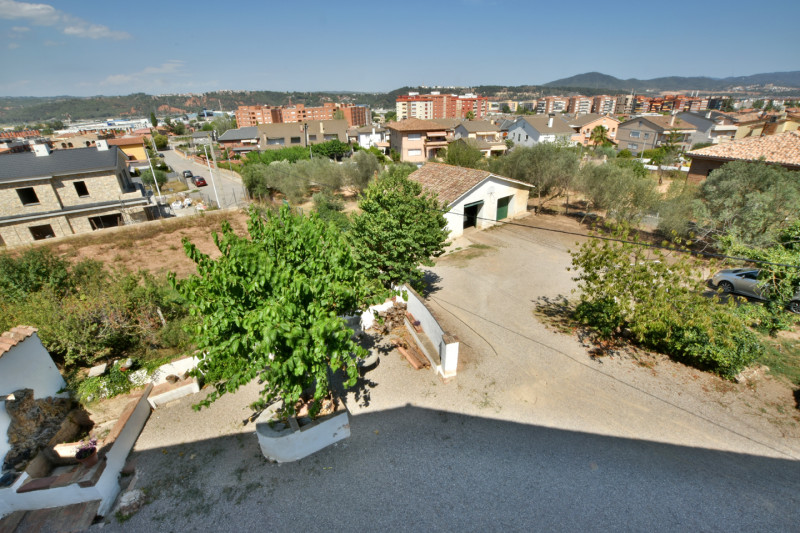 <p>Land of 10,500 m2 with country house of 1,471 m2 in Sant Andreu de la Barca, Barcelona</p>
