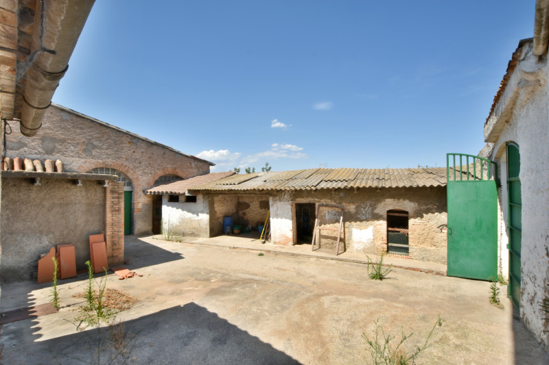 <p>Land of 10,500 m2 with country house of 1,471 m2 in Sant Andreu de la Barca, Barcelona</p>
