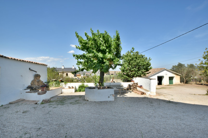 <p>Land of 10,500 m2 with country house of 1,471 m2 in Sant Andreu de la Barca, Barcelona</p>