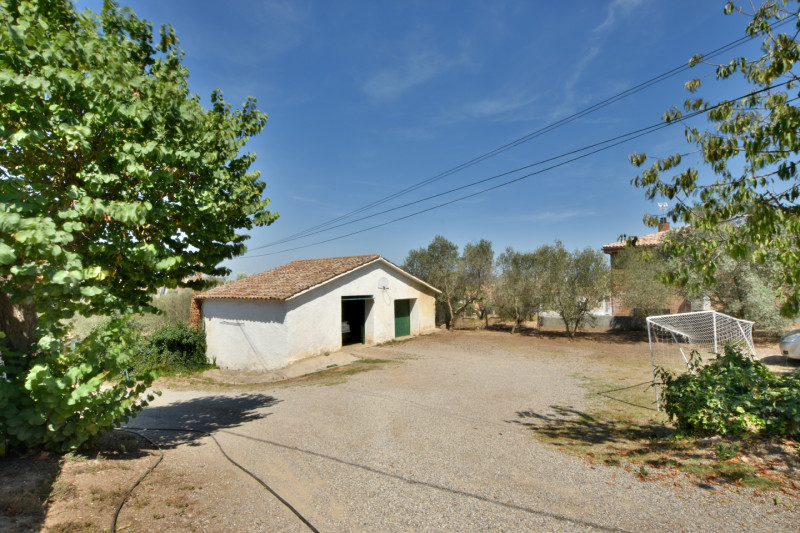 <p>Land of 10,500 m2 with country house of 1,471 m2 in Sant Andreu de la Barca, Barcelona</p>