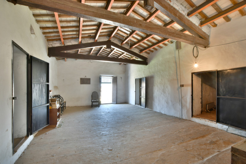 <p>Land of 10,500 m2 with country house of 1,471 m2 in Sant Andreu de la Barca, Barcelona</p>