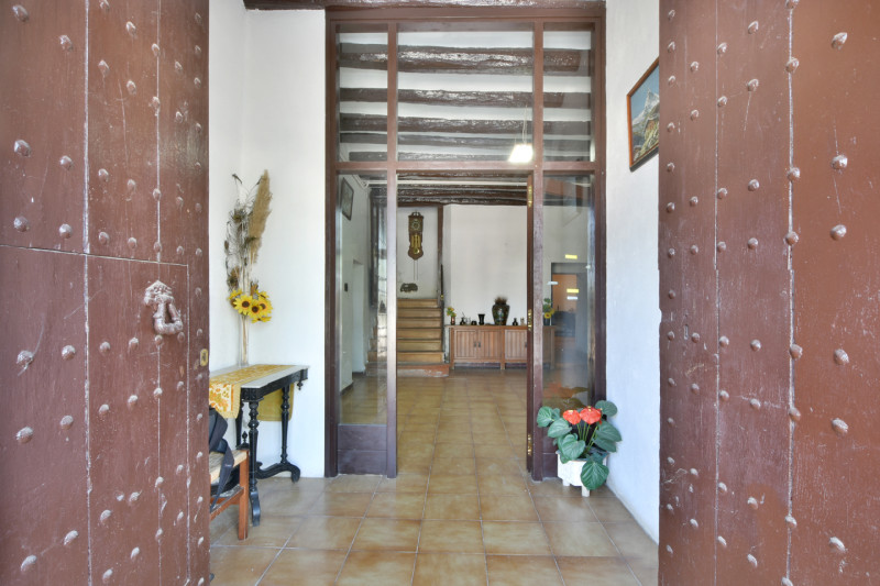 <p>Land of 10,500 m2 with country house of 1,471 m2 in Sant Andreu de la Barca, Barcelona</p>