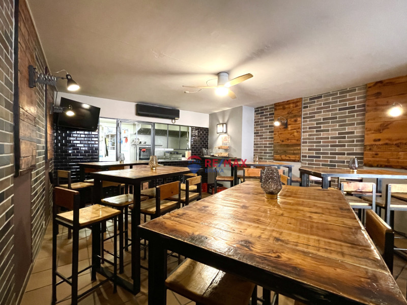 <p>Roses, center: bar-restaurant business for sale in an unbeatable location</p>