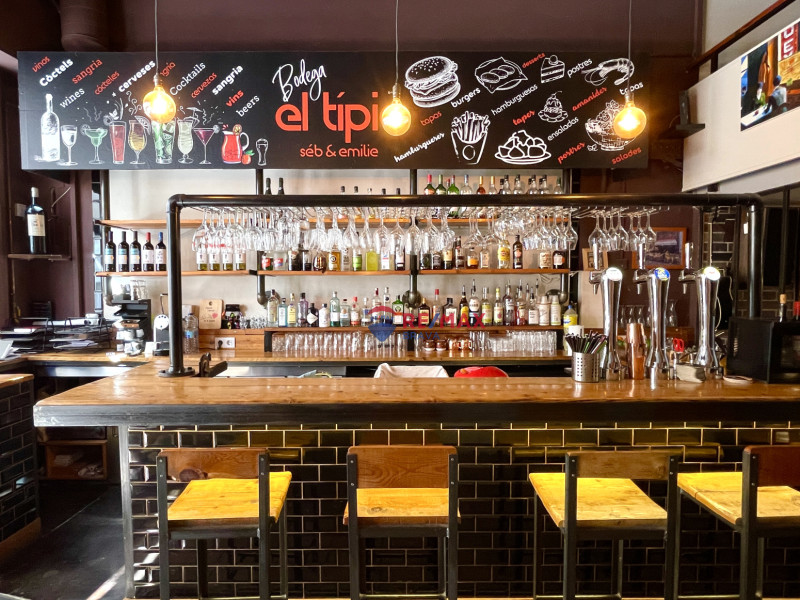 <p>Roses, center: bar-restaurant business for sale in an unbeatable location</p>