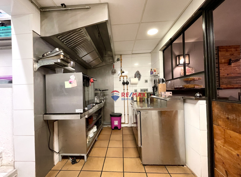 <p>Roses, center: bar-restaurant business for sale in an unbeatable location</p>