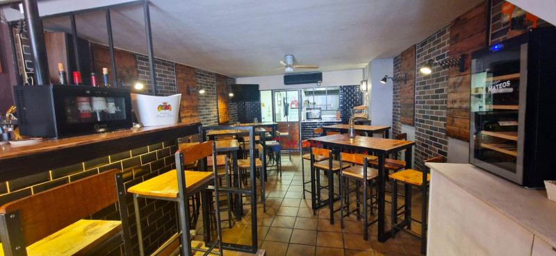 <p>Roses, center: bar-restaurant business for sale in an unbeatable location</p>