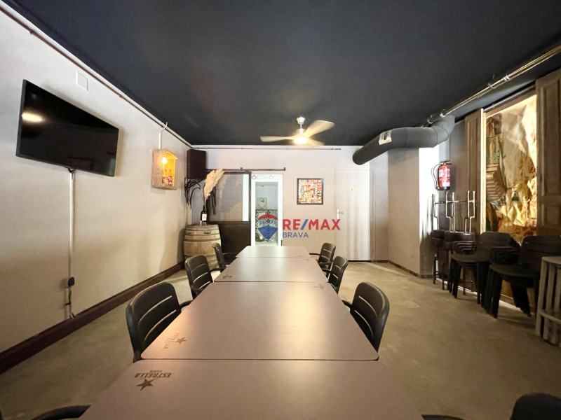 <p>Roses, center: bar-restaurant business for sale in an unbeatable location</p>