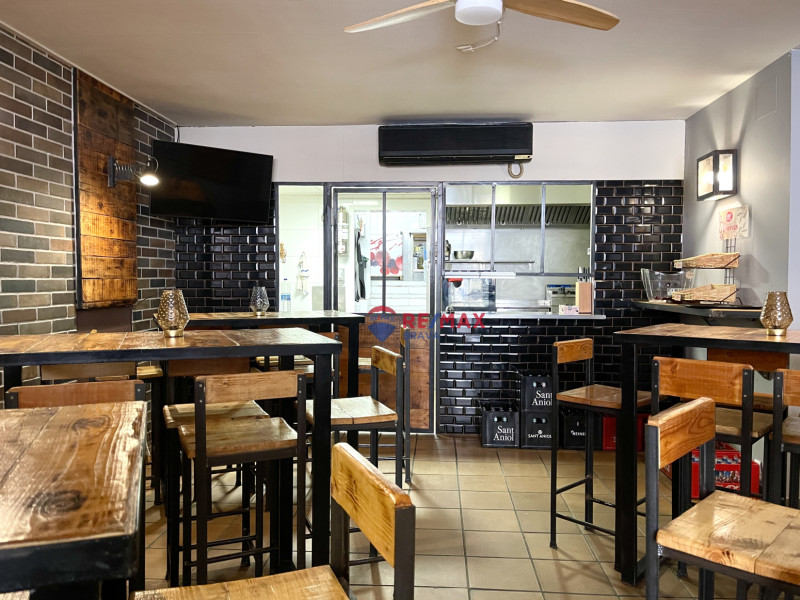<p>Roses, center: bar-restaurant business for sale in an unbeatable location</p>