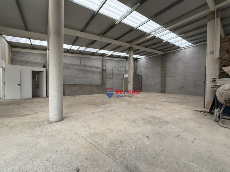 <p>Industrial warehouse suitable for boat storage or any other business in Cadaqués, Costa Brava.</p>