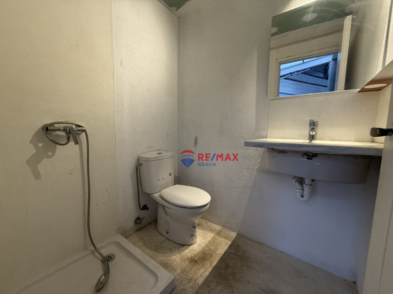<p>Industrial warehouse suitable for boat storage or any other business in Cadaqués, Costa Brava.</p>