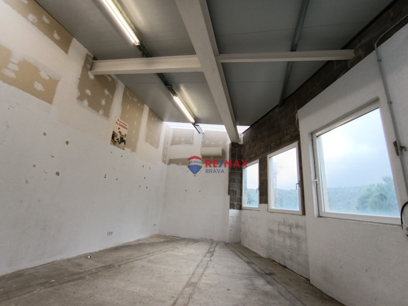 <p>Industrial warehouse suitable for boat storage or any other business in Cadaqués, Costa Brava.</p>