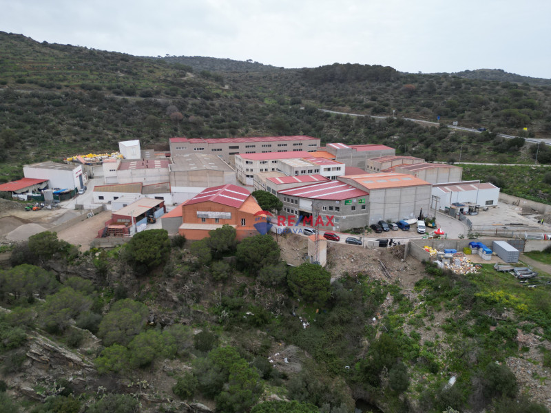 <p>Industrial warehouse suitable for boat storage or any other business in Cadaqués, Costa Brava.</p>