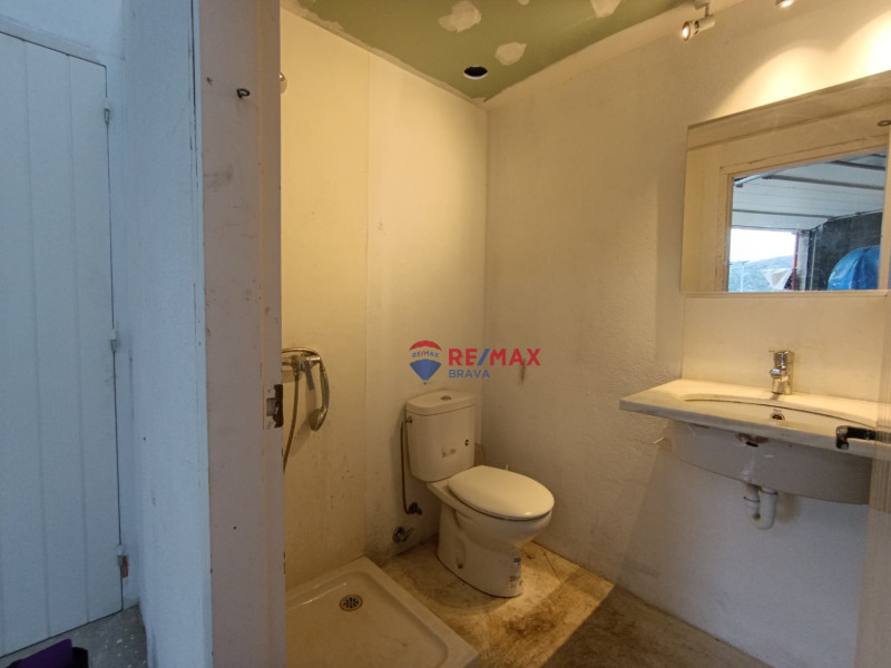 <p>Industrial warehouse suitable for boat storage or any other business in Cadaqués, Costa Brava.</p>