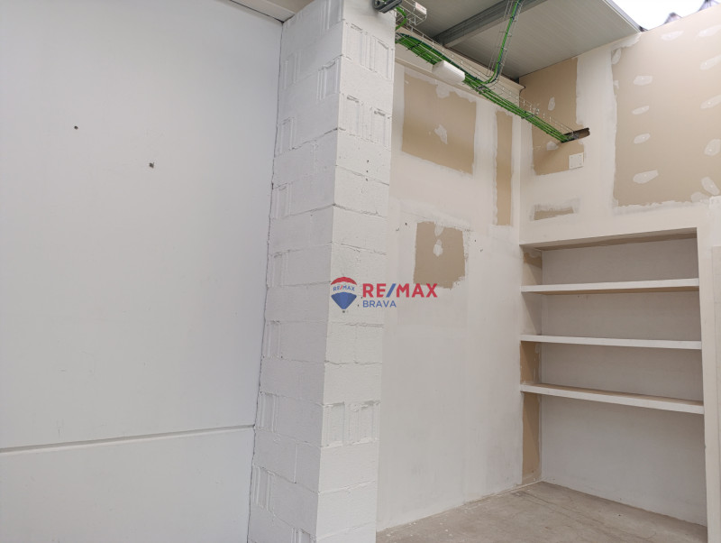 <p>Industrial warehouse suitable for boat storage or any other business in Cadaqués, Costa Brava.</p>