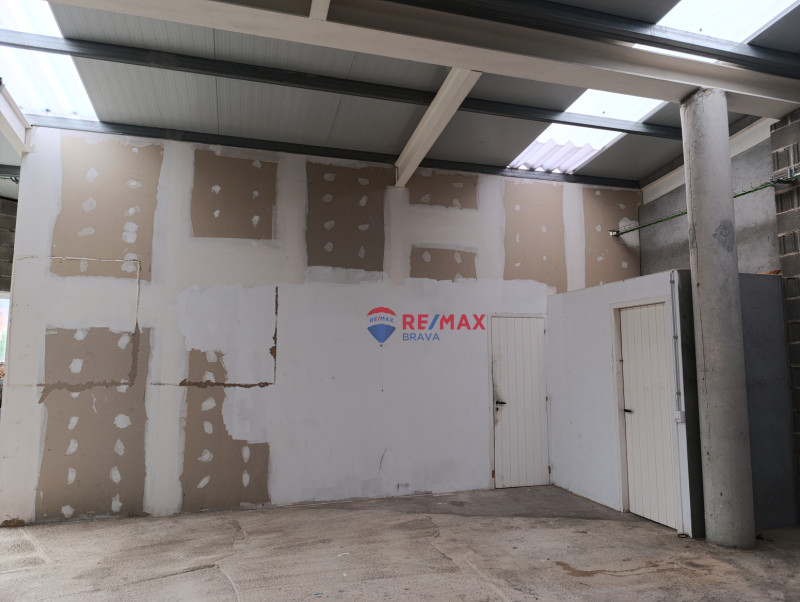 <p>Industrial warehouse suitable for boat storage or any other business in Cadaqués, Costa Brava.</p>