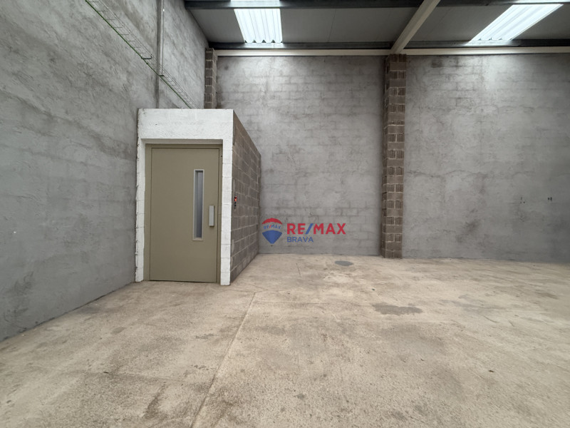 <p>Industrial warehouse suitable for boat storage or any other business in Cadaqués, Costa Brava.</p>