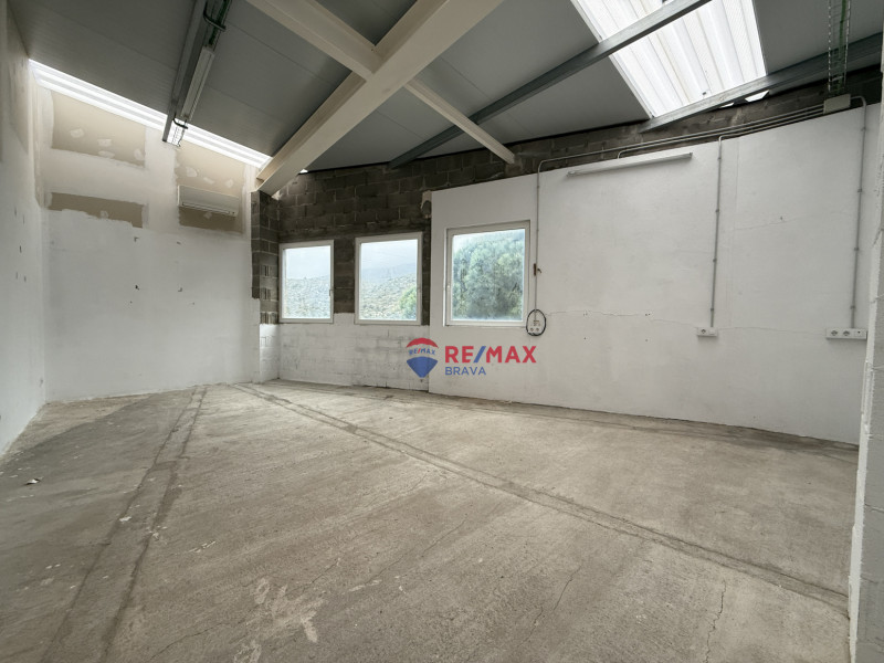 <p>Industrial warehouse suitable for boat storage or any other business in Cadaqués, Costa Brava.</p>