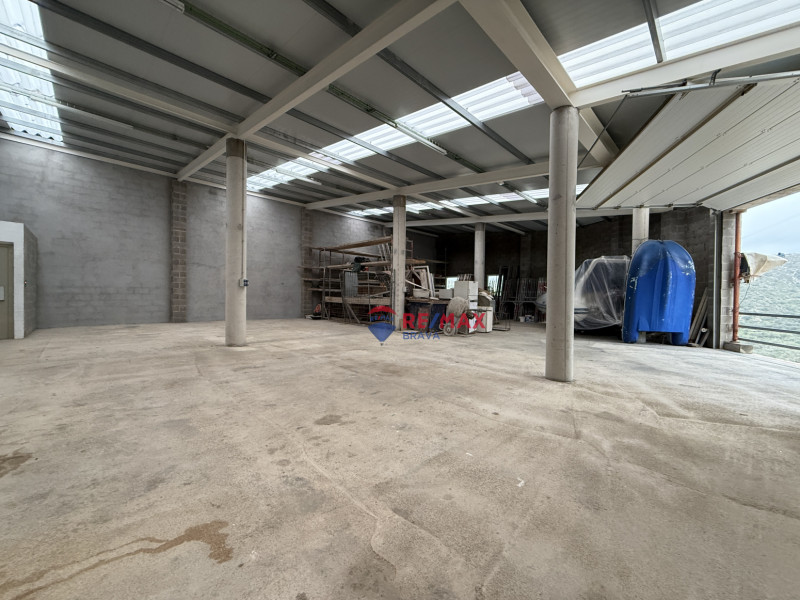 <p>Industrial warehouse suitable for boat storage or any other business in Cadaqués, Costa Brava.</p>