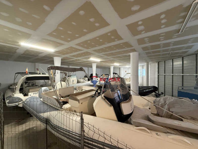 <p>Industrial warehouse suitable for boat storage or any other business in Cadaqués, Costa Brava.</p>