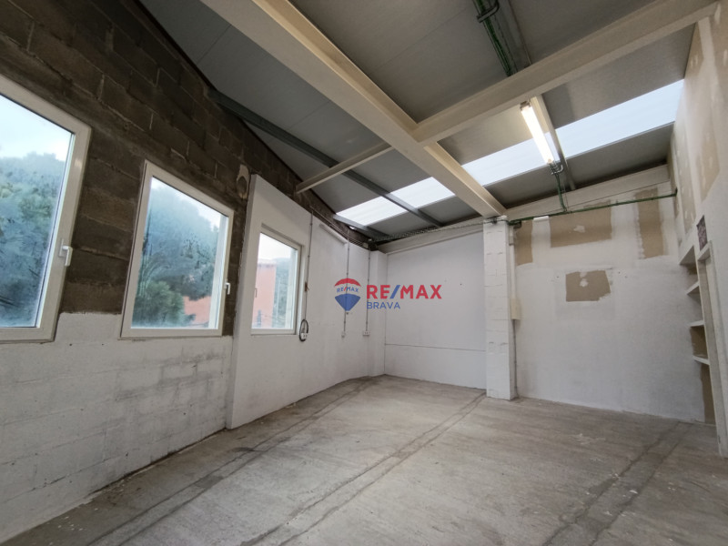 <p>Industrial warehouse suitable for boat storage or any other business in Cadaqués, Costa Brava.</p>