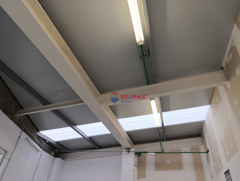 <p>Industrial warehouse suitable for boat storage or any other business in Cadaqués, Costa Brava.</p>