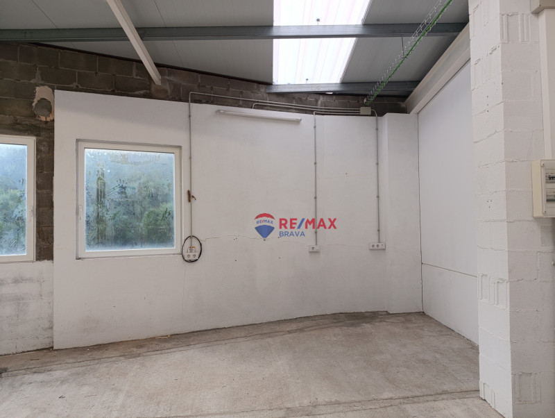 <p>Industrial warehouse suitable for boat storage or any other business in Cadaqués, Costa Brava.</p>