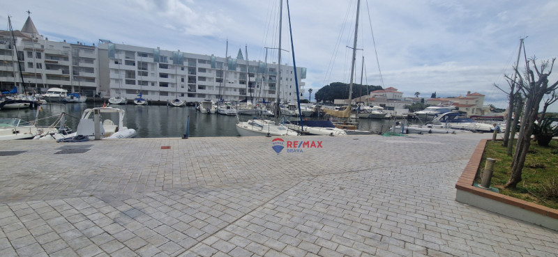 <p>Roses Santa-Margarita, spectacular canal-facing apartment with parking and storage room</p>