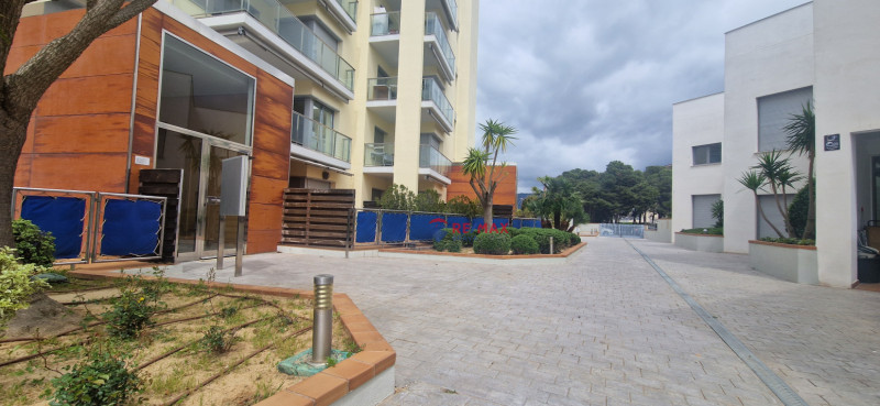 <p>Roses Santa-Margarita, spectacular canal-facing apartment with parking and storage room</p>