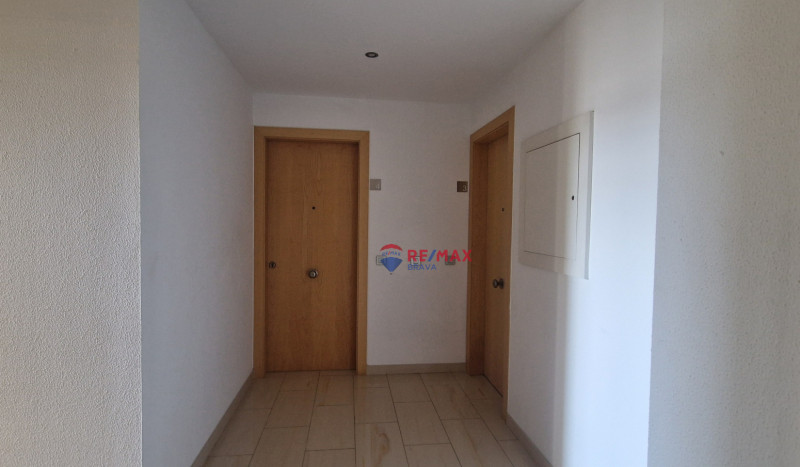 <p>Roses Santa-Margarita, spectacular canal-facing apartment with parking and storage room</p>