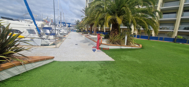 <p>Roses Santa-Margarita, spectacular canal-facing apartment with parking and storage room</p>
