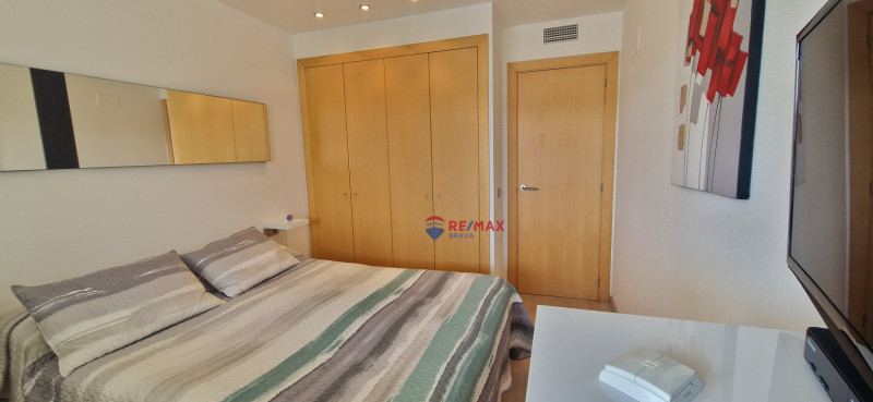 <p>Roses Santa-Margarita, spectacular canal-facing apartment with parking and storage room</p>