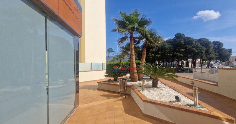 <p>Roses Santa-Margarita, spectacular canal-facing apartment with parking and storage room</p>