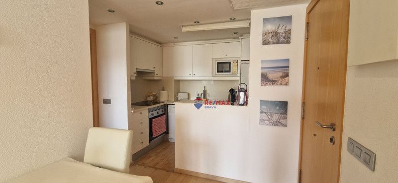 <p>Roses Santa-Margarita, spectacular canal-facing apartment with parking and storage room</p>