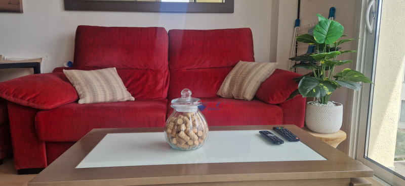 <p>Roses Santa-Margarita, spectacular canal-facing apartment with parking and storage room</p>