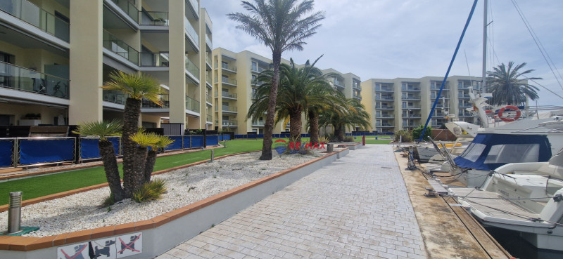 <p>Roses Santa-Margarita, spectacular canal-facing apartment with parking and storage room</p>