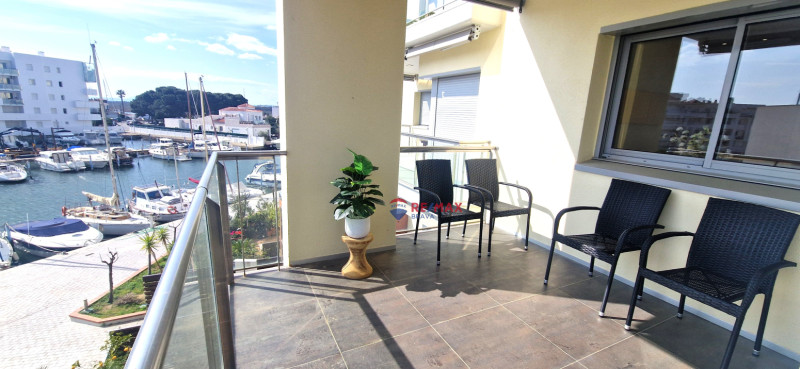 <p>Roses Santa-Margarita, spectacular canal-facing apartment with parking and storage room</p>