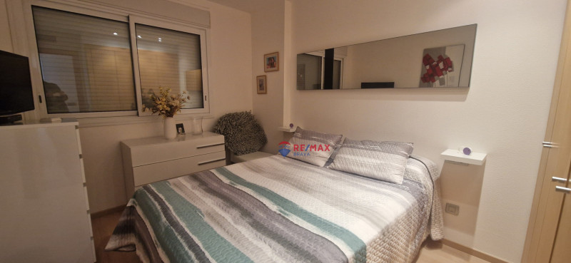 <p>Roses Santa-Margarita, spectacular canal-facing apartment with parking and storage room</p>
