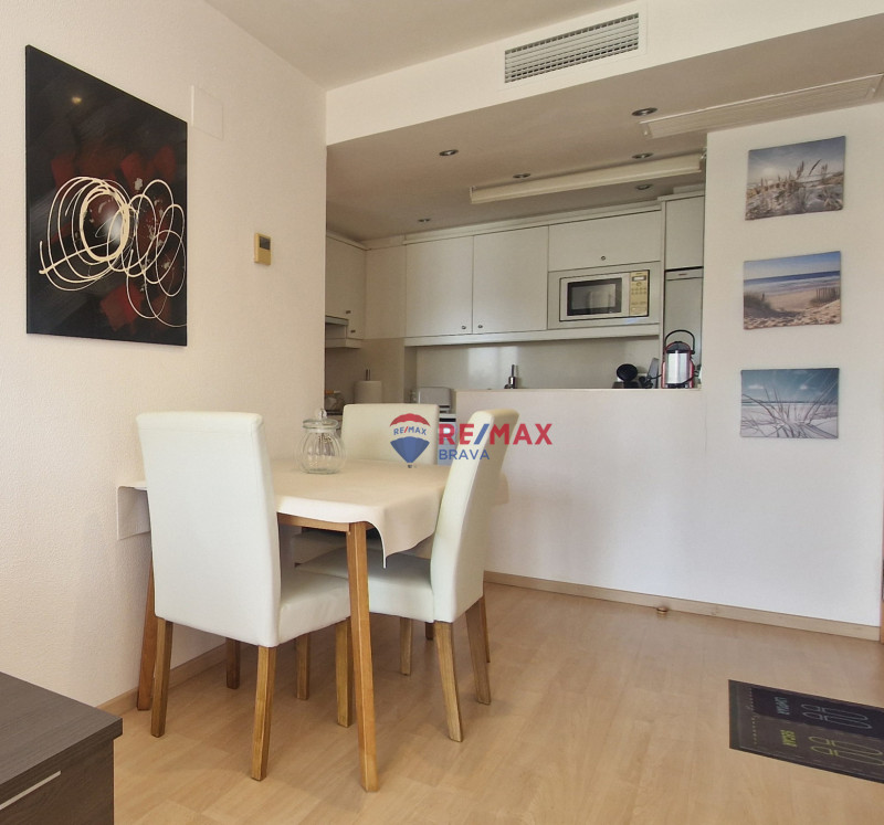<p>Roses Santa-Margarita, spectacular canal-facing apartment with parking and storage room</p>