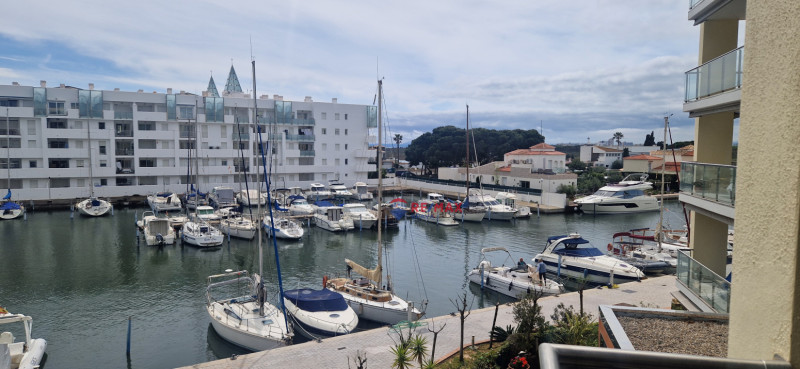 <p>Roses Santa-Margarita, spectacular canal-facing apartment with parking and storage room</p>