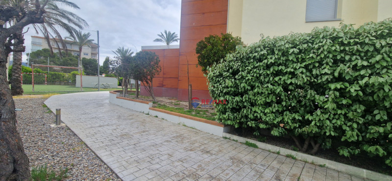 <p>Roses Santa-Margarita, spectacular canal-facing apartment with parking and storage room</p>