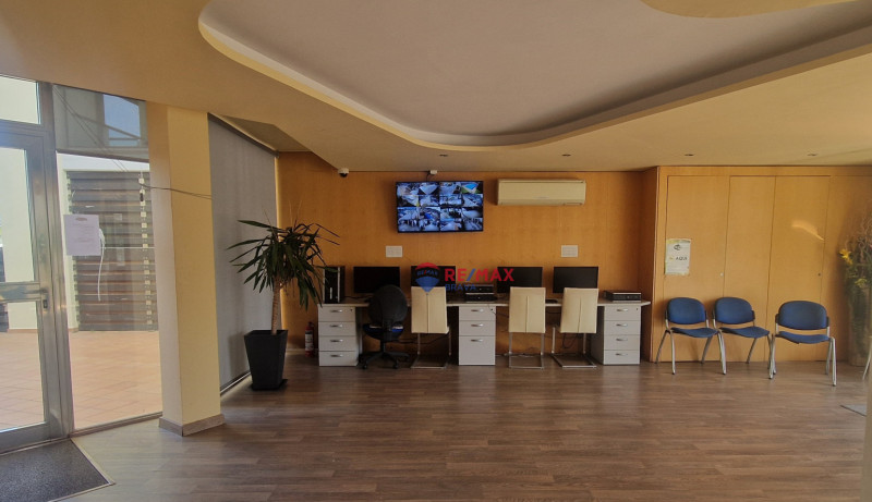 <p>Roses Santa-Margarita, spectacular canal-facing apartment with parking and storage room</p>