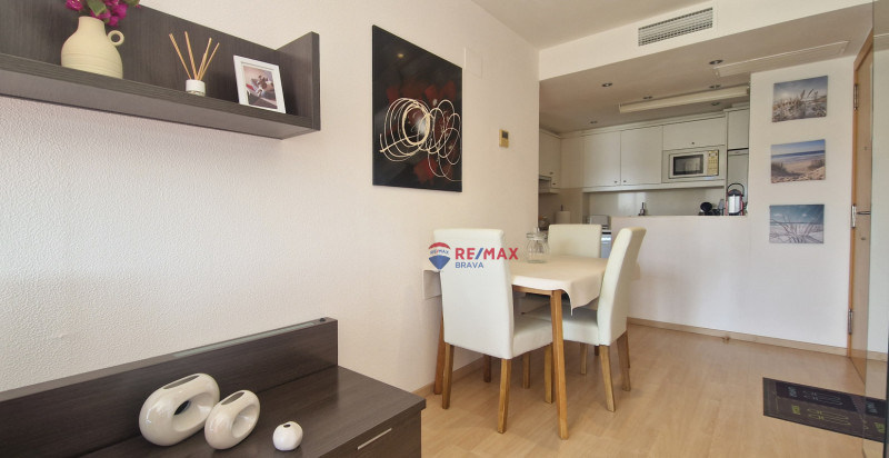 <p>Roses Santa-Margarita, spectacular canal-facing apartment with parking and storage room</p>