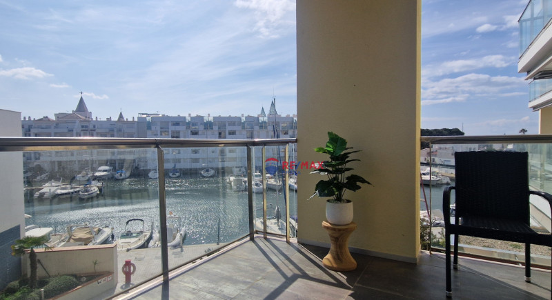 <p>Roses Santa-Margarita, spectacular canal-facing apartment with parking and storage room</p>