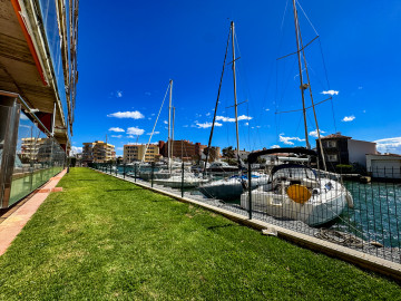 Zona comunitaria con acceso a canal